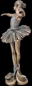 Balletdanser figur set fra siden – viser elegante blå pointe­sko og base med bølgemønster